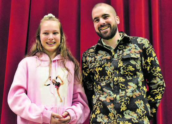 Mit Lea Läuppi hat Unterkulm auch eine talentierte und preisgekrönte Eiskunstläuferin, im Bild mit Gemeinderat Charlie Peter. (Bilder: hg.)