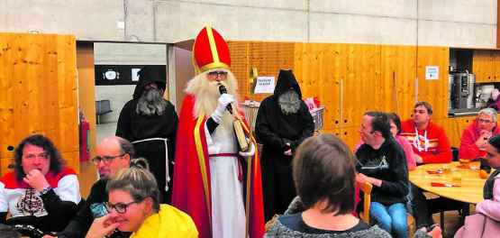 Hoher Besuch am traditionellen Chlaushock der Behindertensportgruppe Reinach in der Heuwiese. (Bild: zVg.)