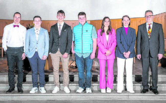 Bevor die Konfirmandinnen und Konfirmanden sich an ihrem Konf-Essen gemeinsam mit ihren Familien feiern liessen, gab es noch einen Apéro im Kirchgemeindehaus in Menziken. (Bild: zVg.)