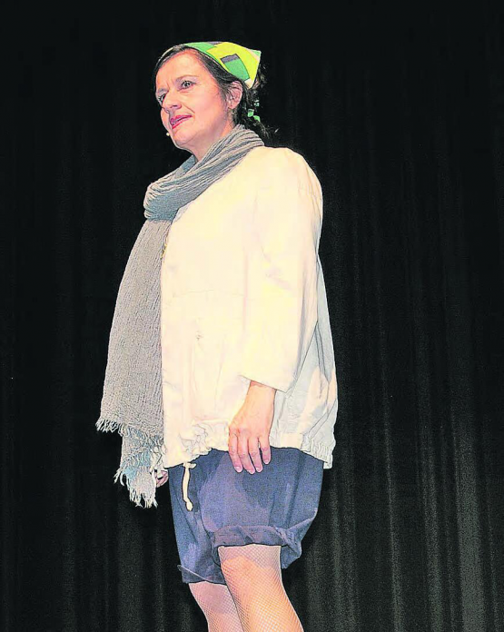 Grossartige Bühnenpräsenz: Anet Corti widmte sich im Saalbau den menschlichen und technischen Angelegenheiten einer Quartierversammlung. (Bild: hh.)