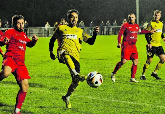 Gränichens Kürsat Kiybar (am Ball) erzielte auch gegen Zofingen 3 Tore und avancierte zum Liga-Topskorer. (Bild: Roland Jaus)