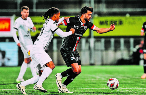 Entgegen dem Spielverlauf: Valon Fazliu setzt in der 57. Minute zum Torschuss an und trifft zum 1:0, verfolgt von Wils Stéphane Cueni. (Bild: Sarah Rölli)