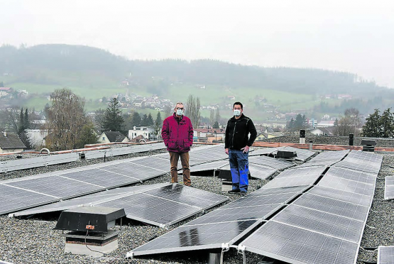 Auf dem Dach des Alterszentrums Mittleres Wynental: Zentrumsleiter Jakob Faes (links) und Hauswart Riccardo Piscitelli präsentieren ihre neue, leistungsfähige Photovoltaikanlage. (Bilder: mars.)