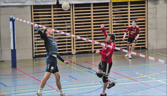 Die Oberentfelder Faustballer (hier mit Swen Aebersold, links) gewinnen an ihrer Heimrunde zwei Mal mit 3:0. (Bild: Jessica Matuh/Swiss Faustball)