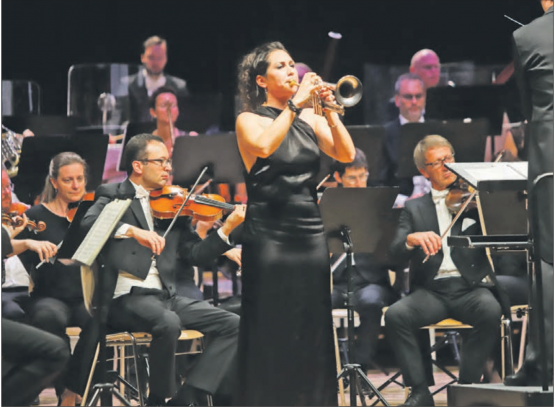Lebhaftes Konzert zusammen mit dem «argovia philharmonic» im Löwensaal Beinwil am See: Trompeterin Manuela Fuchs stellte ihr Können unter Beweis. (Bilder: Remo Conoci)