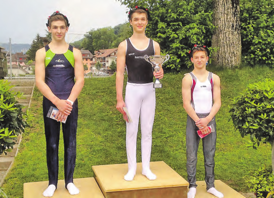 Florian Langenegger (Mitte) setzte sich an den mittelländischen Kunstturnertagen gegen seine Konkurrenten durch. (Bilder: zVg.)