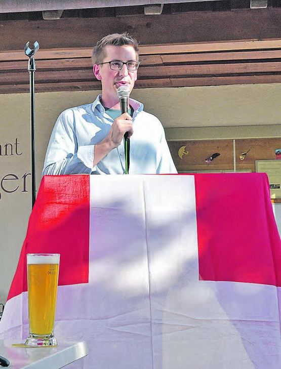 Alternative 1.-August-Rede: Der Reinacher Grossratskandidat Philipp Härri sprach in der «BrauGarage». (Bild: wr)