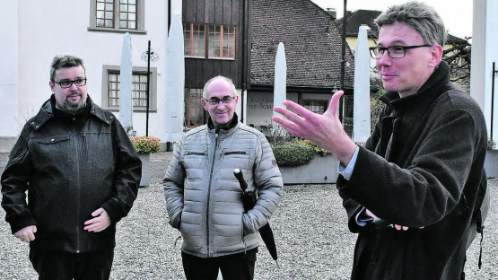 Regierungsrat Dieter Egli sprach auf dem Spaziergang durch Menziken und Reinach die verschiedensten Themenbereiche aus seinem Departement an. (Bild: hg.)