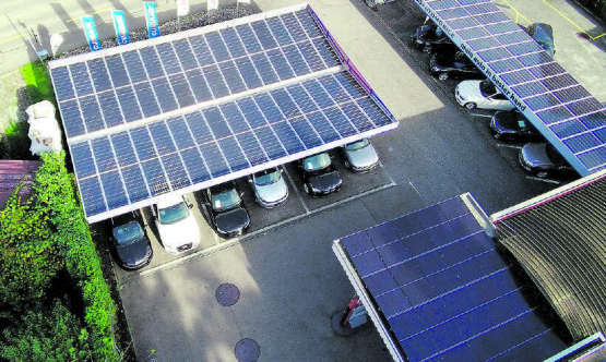 Garage Holziken GmbH in Holziken trägt nicht nur zur Unabhängigkeit und Reduzierung seiner Energiekosten bei, sondern leistet auch einen wertvollen Beitrag zum Umweltschutz. Solarcarpot und Flachdach Solaranlage.