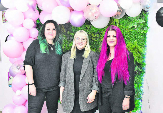 Das sympathische Team von Cut’n’Candy: Die beiden Inhaberinnen Ramona Wälti (l) und Gabriela Aeschbach (r), in der Mitte Sophie Limacher. (Bild: hg.)