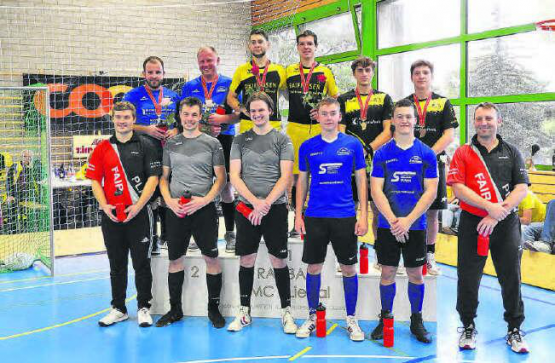Zahlreiche Schöftler Fans unterstützten in Liestal den neuen Schweizermeister. Auf dem Podest die strahlenden Sieger und Aufsteiger in die NLA mit Rose: Freddy Schenk (l.) und Michael Baumann. (Bild: Peter Villiger)