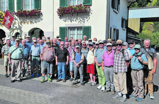 Glückliche Ausflugsgruppe hat die Schönheit des Niesen entdeckt, viel diskutiert und der nächste Ausflug ist schon geplant. (Bild: zVg.)
