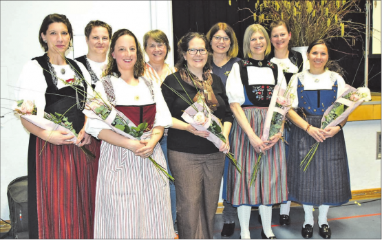 Sie wurden speziell geehrt: Die Präsidentinnen der angeschlossenen Landfrauenvereine haben mit ihrem steten Engagement die Rose redlich verdient. (Bilder: Frieda Steffen)