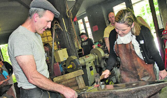 Schmieden statt regieren: Regierungsrätin Martina Bircher schmiedet ein Hufeisen, Roger Bachmann assistiert. (Bilder: aw.)