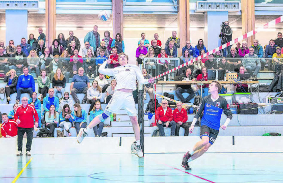 Die Oberentfelder Faustballer – im Bild Robin Häfeli – starten am Wochenende mit einer Doppelrunde in die Hallensaison (Bild: Fabio Baranzini/Swiss Faustball)