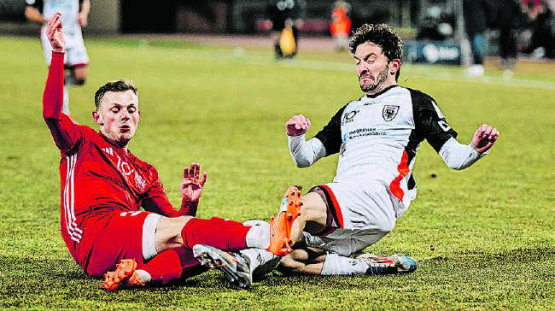Keinem anderen Aarauer gelingen mehr Tacklings, kein anderer gewinnt so viele Zweikämpfe und kein anderer wird so oft gefoult wie Linus Obexer (r.). (Bild: Sarah Röll)