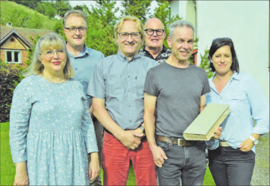 Kurz innehalten war angesagt: Die Freude über das einzigartige Werk ist den Beteiligten ins Gesicht geschrieben, v.l. Pfarrerin Nadine Hassler Bütschi, der Schlossrueder Gemeindeschreiber Peter Lüthi, der Schlossrueder Gemeindeammann Martin Goldenberger, der Präsident der reformierten Kirchgemeinde Rued, Beat Gautschi, der Historiker Rolf Bolliger und die Frau Gemeindeammann aus Schmiedrued, Marliese Loosli-Altherr. (Bild: st.)