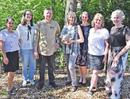 Während fast 37 Jahren war Elfi Theiler (Mitte) um das Wohl der Gäste im Restaurant Geisshof besorgt, nun geht sie in Pension, Wirt Thomas Hunziker und das ganze Team bedanken sich für die jahrzehntelange Treue. (Bild: hg.)