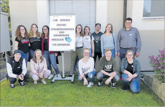 Gruppenbild vor dem Gemeindehaus: Die Jungbürgerinnen und Jungbürger der Jahrgänge 1999, 2000 und 2001 durften ihre Volljährigkeit feiern. (Bilder: moha.)