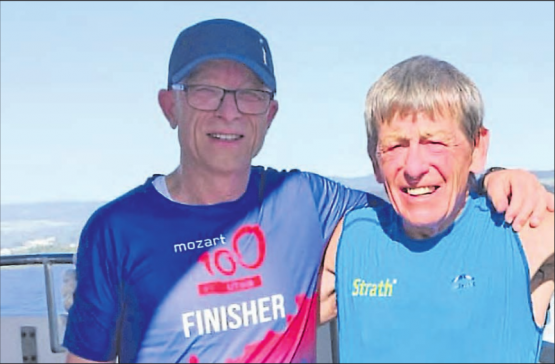 Vorbereitung auf einen neuen Weltrekord – Kurt Hess aus Unterkulm (rechts) und sein potenzieller Nachfolger Jörg Henker auf der Aussichtsplattform des Esterliturms. (Bild: zVg.)