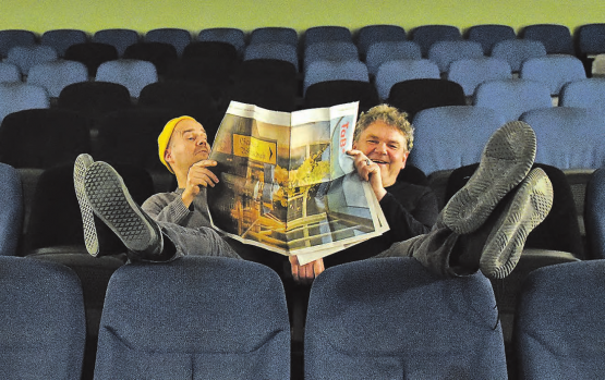 Blickt optimistisch auf die nächste Programmhälfte vom TaB: Kinochef Bruno Maurer (l.) und Theaterleiter Clo Bisaz. (Bild: mars.)
