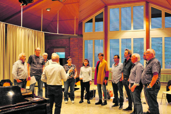 In der Aula der Schule Kölliken verbreiten die 15 Sängerinnen und Sänger des Jodlerklubs Kölliken jeden Montagabend mit ihren Proben eine muntere Stimmung. (Bilder: jaf.)
