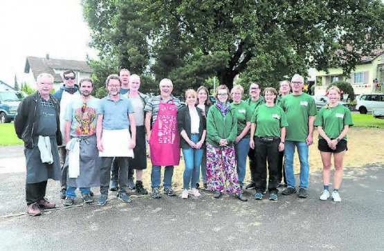 Sie sorgten für gute Stimmung: Der Kochclub Burg und der örtliche Verkehrs- und Verschönerungsverein, Menzikens Vizeammann Res Mäder, sowie die Musiker und Fahnenträger aus Reinach und Menziken. (Bilder: rc.)