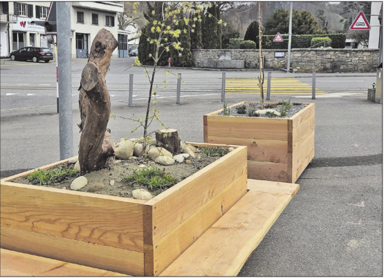 Jetzt muss das Gepflanzte nur noch wachsen und blühen: Die Holzkisten verschönern den Unterkulmer Zentrumsplatz. (Bild: zVg.)