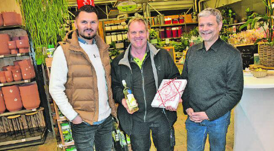 Danksagung für die umfassende Betriebsführung: Angelo Petteruti, Präsident Netzwerk Su(h)rental (rechts) überreichte Adrian Huber von Huplant Pflanzenkulturen AG zwei Präsente für die Betriebsführung, links Marko Milicevic, zuständig für Veranstaltungen beim Netzwerk Su(h)rental. (Bilder: aw.)