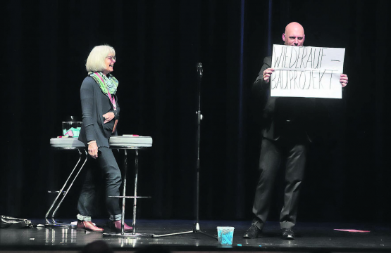 Die Antwort stand schon fest, bevor die zufälligen Ereignisse zu ihr führten. Tobias Heinemann bindet in seinem Programm das Publikum ein und lässt es lachend, staunend und ungläubig zurück. (Bilder: rc.)