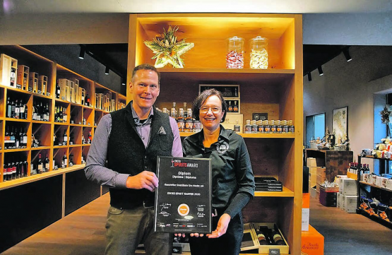 Höchstauszeichnung für Gunzwiler Destillate: Zwanzig Verkoster bewerteten drei Brände mit Höchstnoten, Urs Hecht und seine Frau Theres sind stolz auf die Auszeichnung. (Bild: zVg.)