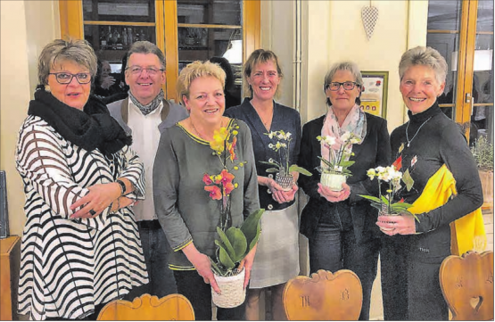 Ein nicht alltäglicher Marschhalt und Abschied: Vier verdiente Kräfte des Seehotels Hallwil (Beinwil am See) werden es künftig etwas ruhiger nehmen. Im Bild (von links) Christine und Willy Nyffenegger zusammen mit ihren langjährigen Stützen Anita Müller, Hanny Lindt, Annelies Deppeler und Frederike Schoch. (Bild: msu.)