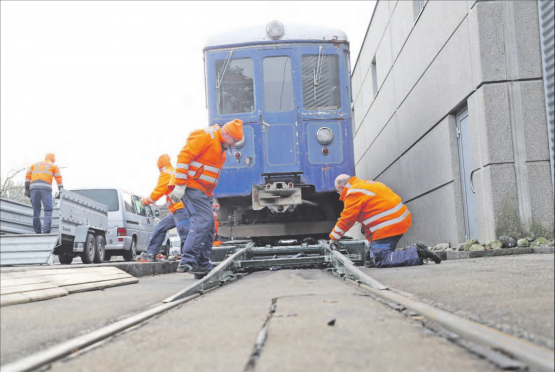 Endlich ist er wieder zu Hause! Fast ein Jahrzehnt lang stand der WSB-Salonwagen Bse 4/4 Nr. 116 abseits der Schienen und rostete vor sich hin. Kurz vor Weihnachten rollte der 120 Jahre alte Wagen wieder auf die Geleise der Aargau Verkehr AG. (Bilder: mars. 4, rc. 2)