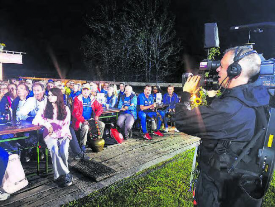 Mitfiebern in Unterschächen: Die Fangruppen aus Seengen und Meisterschwanden während der Livesendung. (Bild: Fritz Thut)