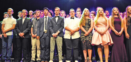 Ready for take off: Mit einer tollen Show, mit gelungenen Gesangs- und Tanzdarbietungen, mit tollen Ideen, mit Humor und jugendlichem Charme verabschiedeten sich die Schüler von Kleinklasse, Real- und Sekundarschule von der Schulbühne. (Bilder: hg.)