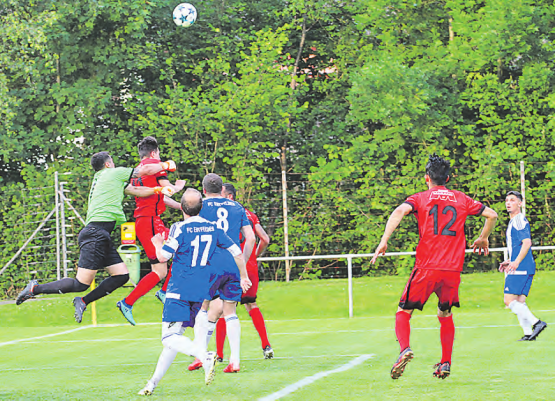 Stand oft im Mittelpunkt: Entfeldens Torhüter Küng hier gegen Ivancic und Mulaj. (Bild: -hhe-)