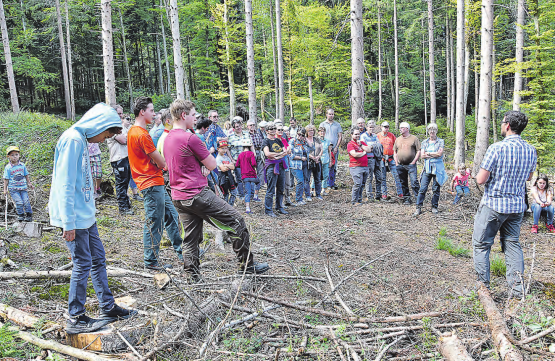 Abseits der Wegstrecke: Forstbetriebsleiter Markus Steiner führt die Waldreisenden zu mehreren vom Sturm geschädigten Waldflächen. (Bild: aw.)