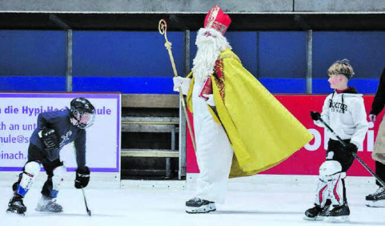 Als wäre es das Selbstverständlichste der Welt: Der Samichlaus huscht über das Eis in der Kunsteisbahn Oberwynental. (Bild: dr.)