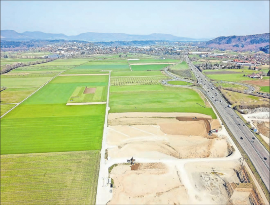 Aushubgeschichte: Der Kiesaushub in der «Hardmatte» startete 2007 bei der Autobahnausfahrt (Bildmitte), vieles ist heute schon wieder grün. Bald geht es im «Schürlifeld» weiter (Mitte links, der mittlere grüne Streifen zwischen den beiden Wegen bis zum Golfplatz) (Bild: Raphael Nadler)