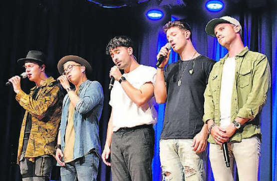 Jung, sympathisch und überaus talentiert: die fünf Musiker von Invivas sorgten mit ihrem modernen und mitreissenden A-cappella-Gesang für beste Stimmung und riesige Begeisterung im Forum Seon. (Bilder: hg.)