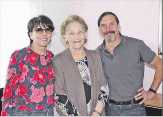 Sie feierten miteinander: Angeline Kolly-Giori mit zwei ihrer Kinder Jacqueline Felber-Kolly und René Kolly. (Bild: zVg.)