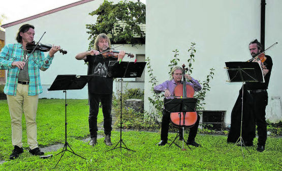 Konzert an die Blume im Pfarrgarten: Die vier Musiker (v.l.), Christian Wirth, Marcus Wall, Stephan Punderlitschek und Julian Gillesberger erfreuten mit ihrem professionellen Spiel. (Bild: st.)
