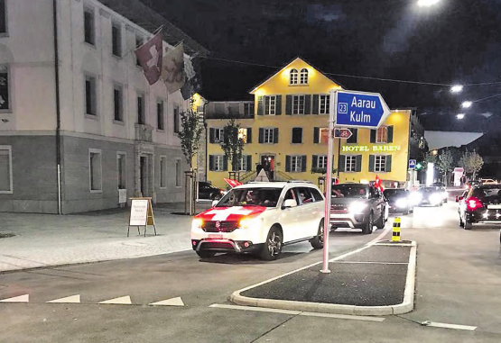 Hupkonzerte und feiernde Fussballfans in den Strassen von Reinach: Die Polizei hat für die Euphorie Verständnis, aber nur bis zu einem gewissen Grad. (Bild Repol aargauSüd)