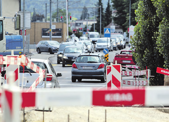 Kaum Ausweichmöglichkeiten: Bis zu einer Stunde länger braucht man zu den Spitzenzeiten, um Suhr zu durchqueren. Der Stau beginnt im Wynental manchmal sogar schon in der Bleien. Grossrat Rolf Haller will von der Regierung wissen, wie der Verkehrs- und Schilder-Wahnsinn entschärft werden kann. (Bilder: rc.)