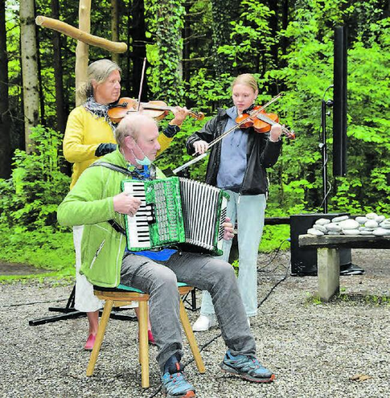 Vor sattgrüner Kulisse: Das Familientrio Matthias Eckardt mit Gattin Anke und Töchterchen Deborah sorgte für die musikalische Begleitung des Gottesdienstes. (Bilder: st.)