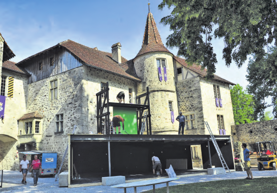 Rund 20 Kubikmeter Holz sind für die neue Bühnenkonstruktion im Schloss Hallwyl verbaut worden. (Bilder: msu.)