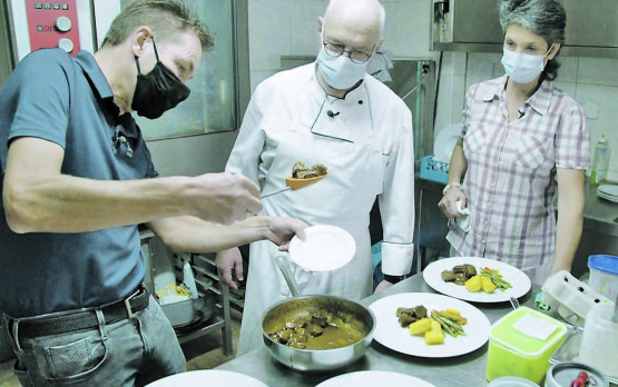 Der Restauranttester hilft, wo er kann: Daniel Buman erklärt This Kundert, dem Wirt im Restaurant «zur Waage», den Trick mit dem Teller. Seine Frau Esther Stieger beobachtet. (Bild: zVg.)