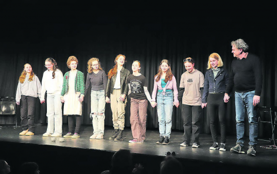 Nach der vierten Aufführung innerhalb von zwei Tagen fiel der letzte Vorhang: Die Mitglieder des Schultheaters Neumatt können sich gut vorstellen, in neuen Projekten wieder auf der Bühne zu stehen. (Bilder: rc.)