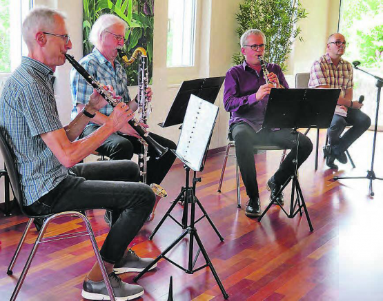 Das Klarinetten-Trio «Zaargo», mit Stefan Lobsiger, Erich Wiederkehr und Heini Greber – ganz rechts Gastgeber Pfarrer Heinz Brauchart. (Bild: zVg.)