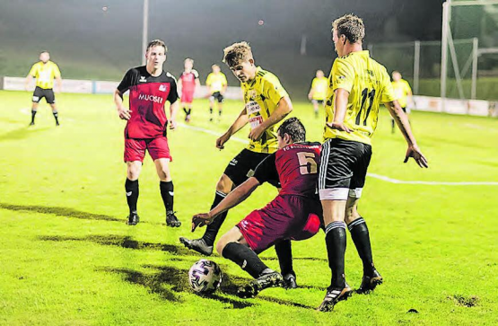 Solche Szenen sind hoffentlich bald wieder zu sehen: Zwei Gunzwiler nehmen Sandro Stampfli vom FC Schattdorf in die Mangel. (Bild: zVg.)